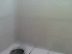 Carioca moreno tocando uma no banheiro