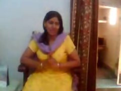 Indian sex video of an Indian aunty showing her big boobs