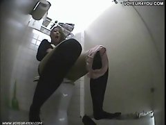 Perfect Lady Toilet Masturbation