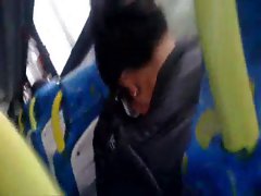 Gozada nas costas dela e ela nem ve (dentro do onibus)