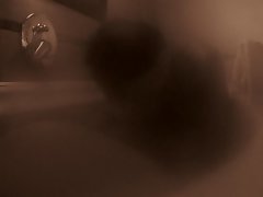 milanese succhia nella vasca mentre il marito scia